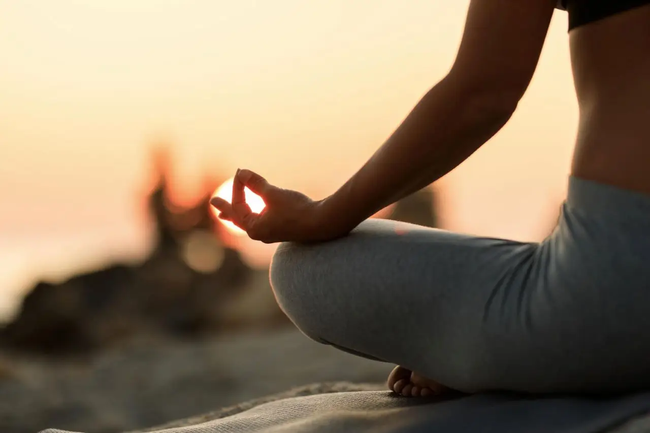 Dolore alle ginocchia? Lo yoga funziona quanto la palestra: ecco la ricerca che cambia tutto! Immagine selezionata