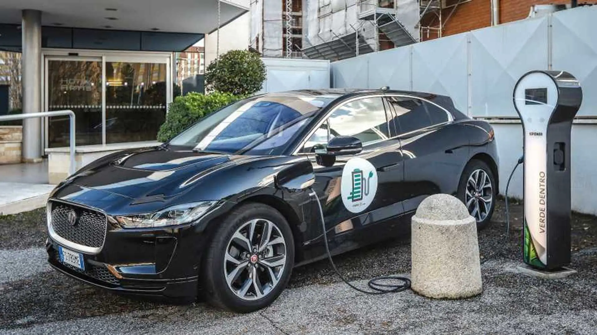 Auto elettrica italiana economica: ecco il prezzo e le agevolazioni per acquistarla