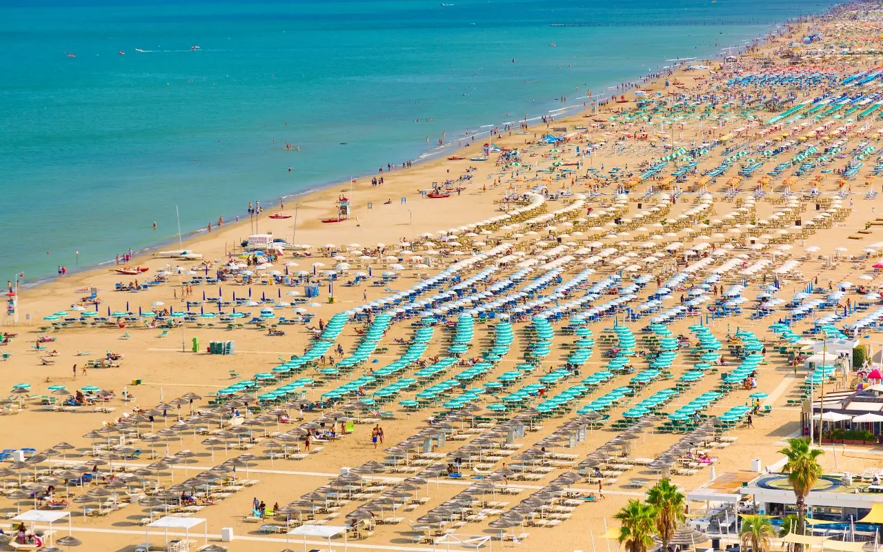 Spiagge sotto allerta: scatta il divieto di balneazione in 8 località, verifiche consigliate prima di fare il bagno Immagine selezionata