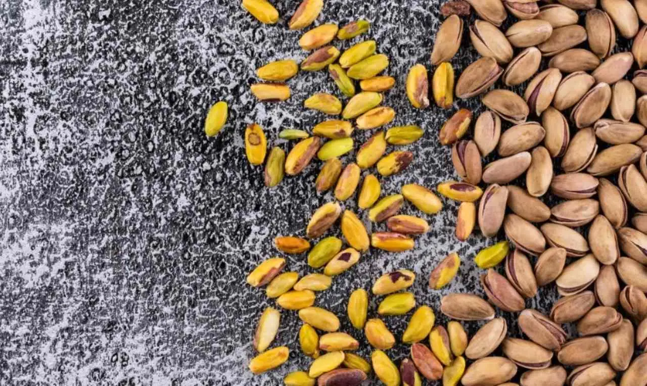 Pistacchi e pelle luminosa: ecco il frutto secco che nutre dall’interno Immagine selezionata