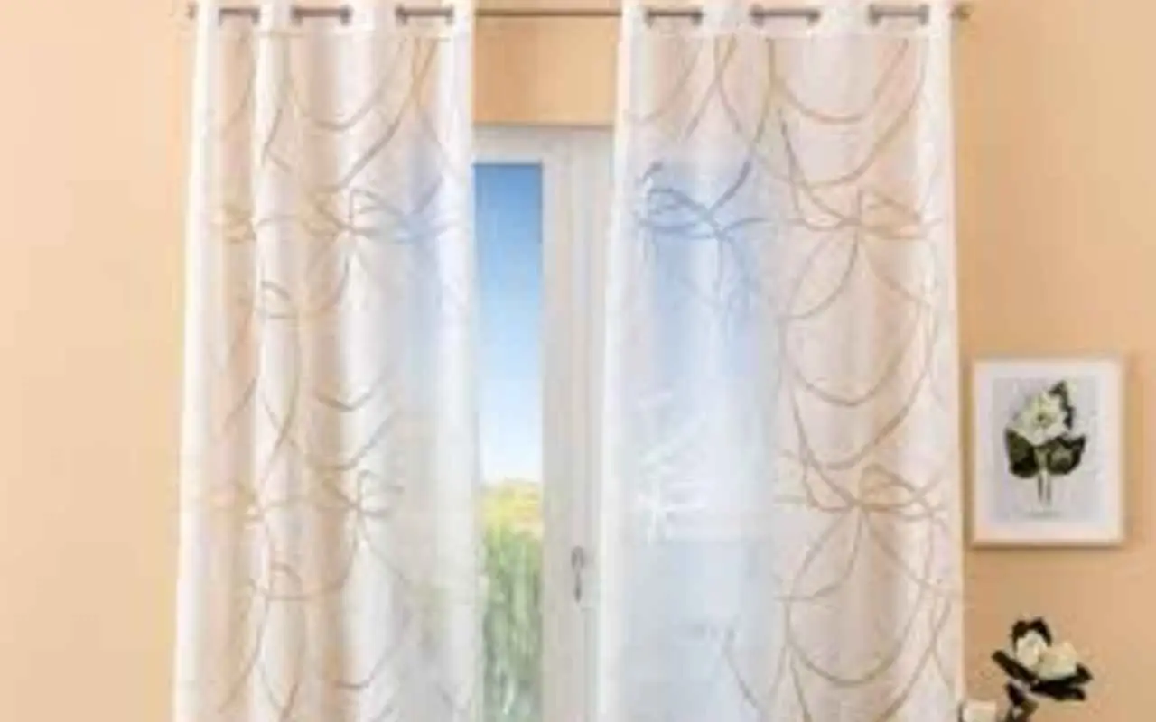 Non lavare le tende troppo spesso: questo il rischio nascosto Non lavare le tende troppo spesso: questo il rischio nascosto