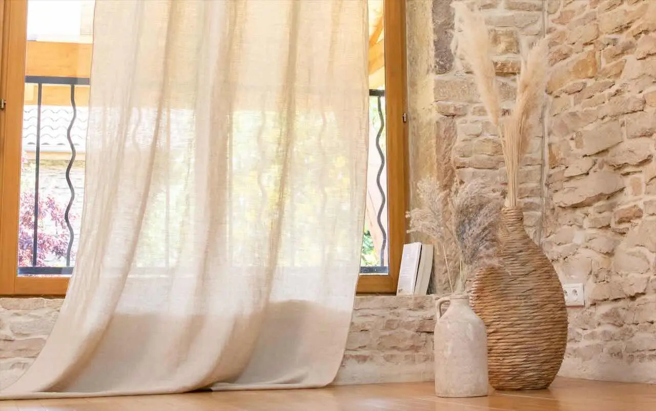 Non lavare le tende troppo spesso: questo il rischio nascosto Immagine selezionata