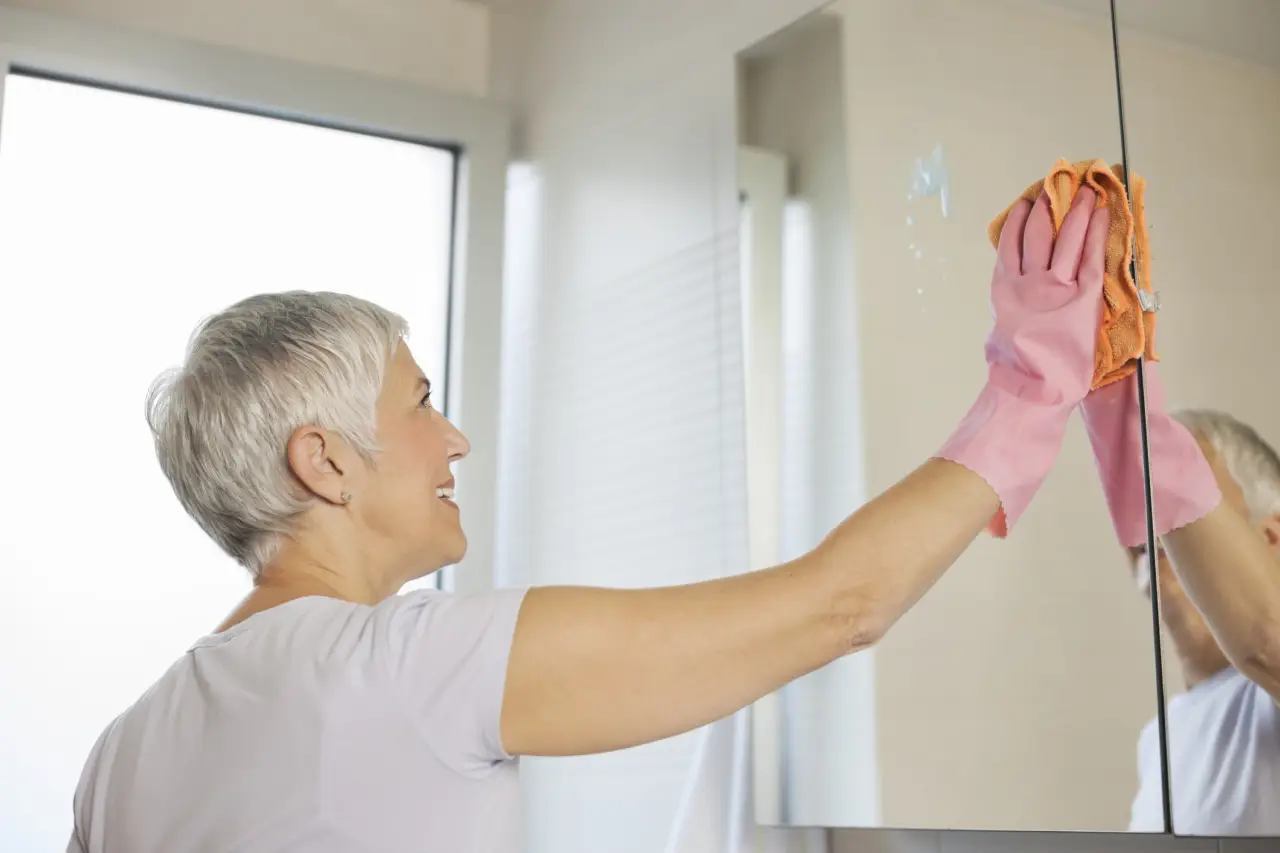 Guida pratica per pulire la cornice dello specchio senza rovinarla Guida pratica per pulire la cornice dello specchio senza rovinarla