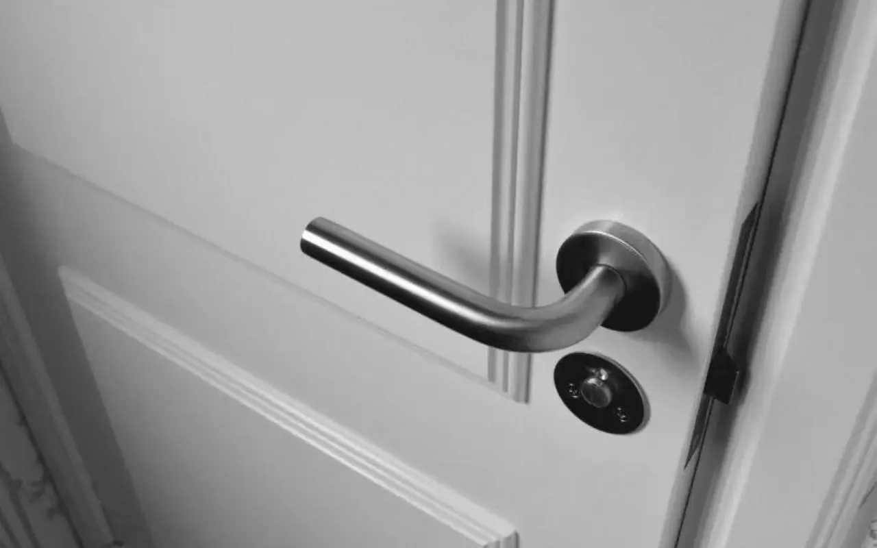 Come pulire le porte interne senza rovinarle Come pulire le porte interne senza rovinarle