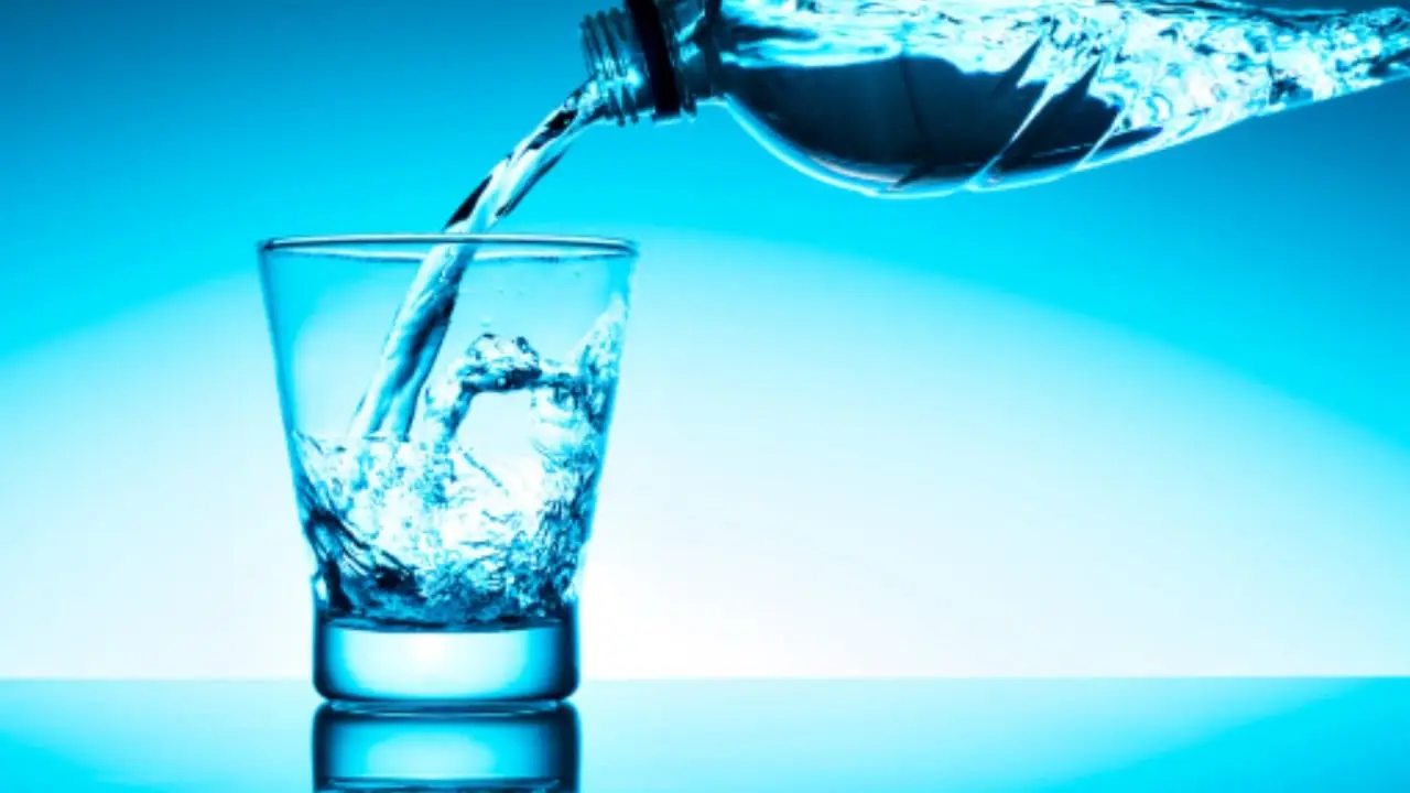 Acqua frizzante: sconsigliata a chi soffre di reflusso Acqua frizzante: sconsigliata a chi soffre di reflusso