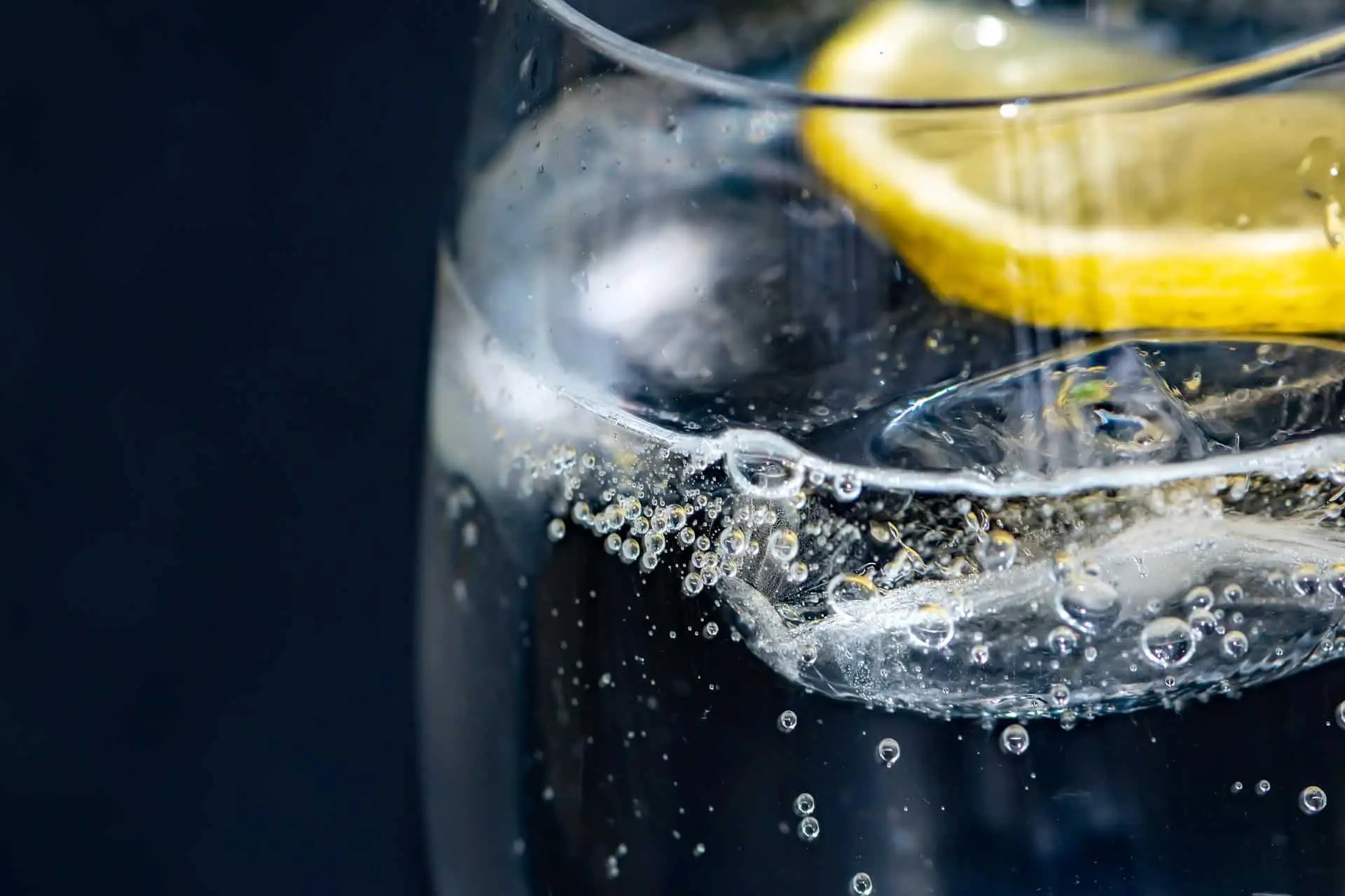 Acqua frizzante: sconsigliata a chi soffre di reflusso Acqua frizzante: sconsigliata a chi soffre di reflusso
