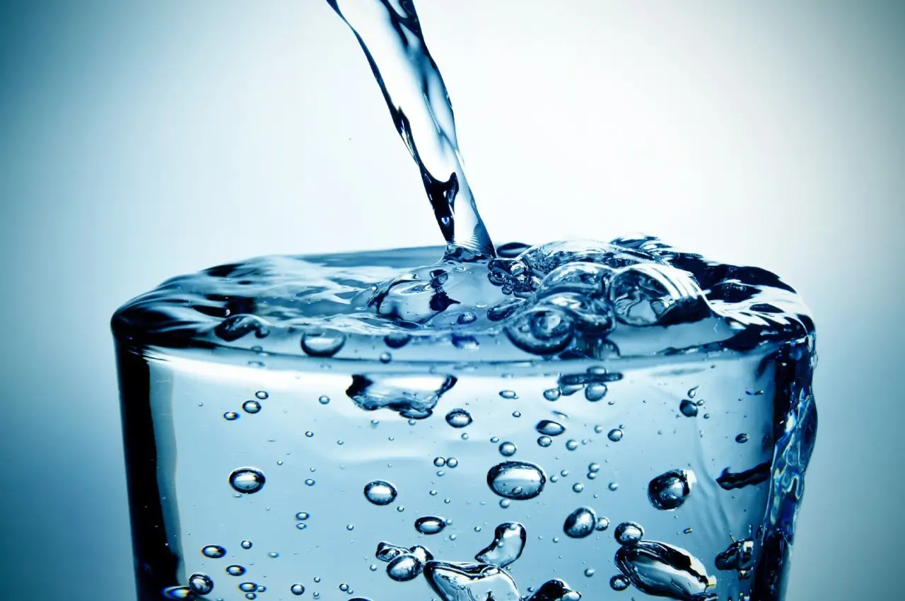Acqua frizzante: sconsigliata a chi soffre di reflusso Acqua frizzante: sconsigliata a chi soffre di reflusso